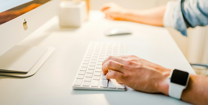 400电话服务费应该计入哪个科目？